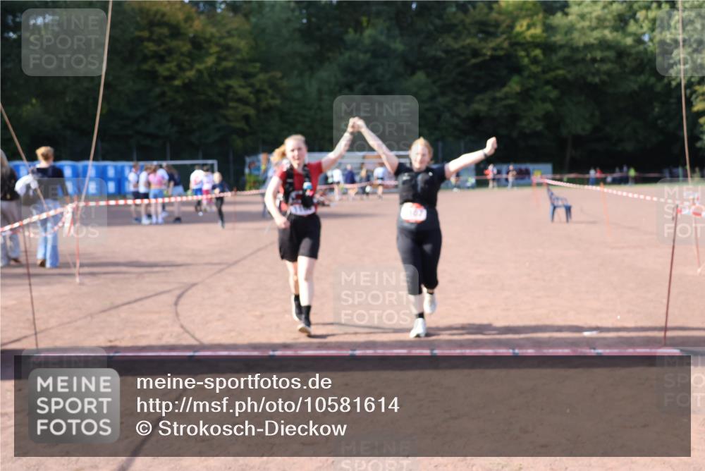 27.09.2026 - 35. Volkslauf durch das schöne Alstertal Strokosch-Dieckow http://msf.ph/oto/10581614 27.09.2026 13:02:30 Ziel 1107, 1108, 2035 meine-sportfotos.de
