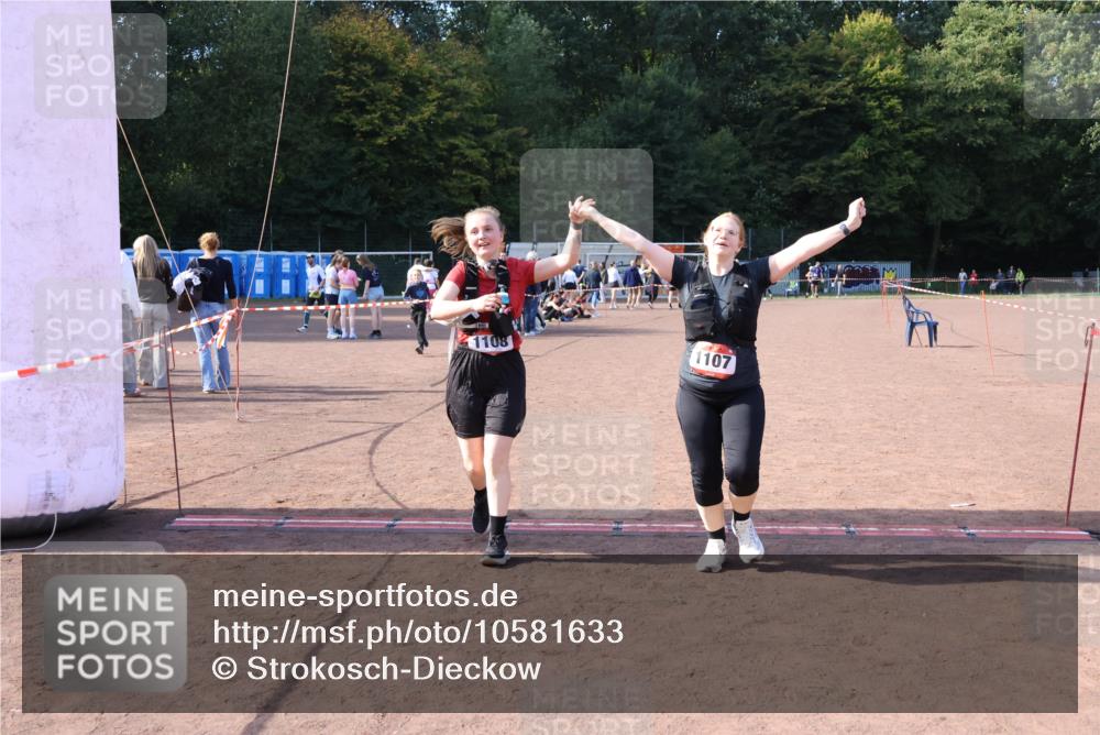 27.09.2026 - 35. Volkslauf durch das schöne Alstertal Strokosch-Dieckow http://msf.ph/oto/10581633 27.09.2026 13:02:31 Ziel 1107, 1108, 2035 meine-sportfotos.de