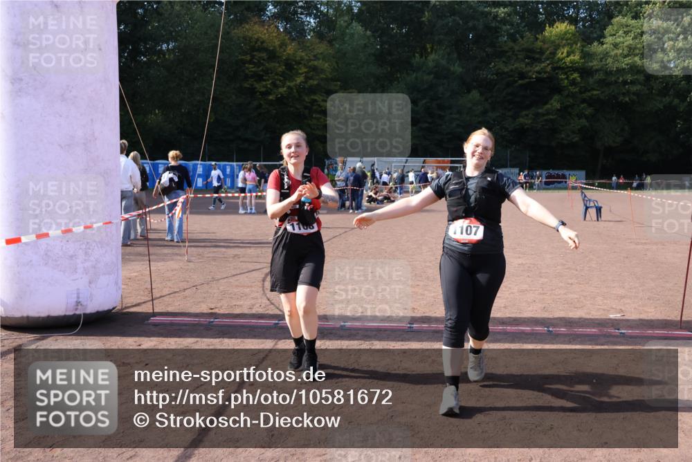 27.09.2026 - 35. Volkslauf durch das schöne Alstertal Strokosch-Dieckow http://msf.ph/oto/10581672 27.09.2026 13:02:31 Ziel 1107, 1108, 2035 meine-sportfotos.de