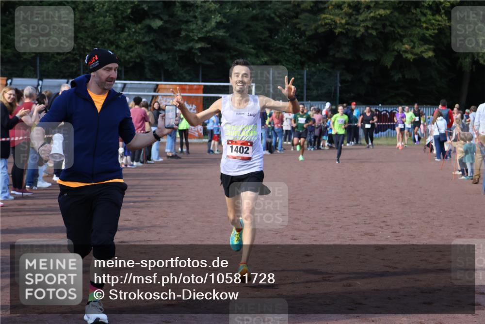 27.09.2026 - 35. Volkslauf durch das schöne Alstertal Strokosch-Dieckow http://msf.ph/oto/10581728 27.09.2026 11:19:14 Ziel 1402, 3418, 3959, 3961 meine-sportfotos.de
