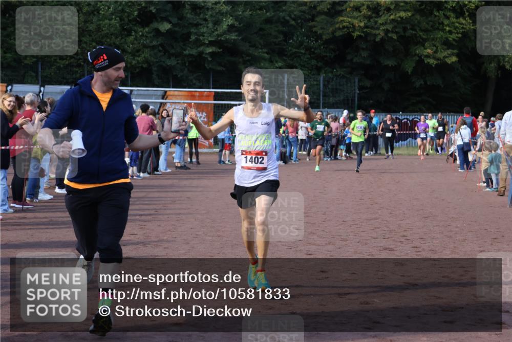 27.09.2026 - 35. Volkslauf durch das schöne Alstertal Strokosch-Dieckow http://msf.ph/oto/10581833 27.09.2026 11:19:14 Ziel 1402, 3418, 3959, 3961 meine-sportfotos.de