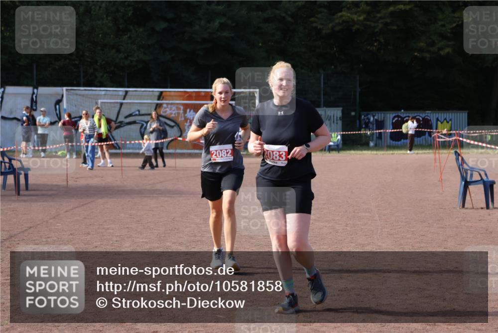 27.09.2026 - 35. Volkslauf durch das schöne Alstertal Strokosch-Dieckow http://msf.ph/oto/10581858 27.09.2026 13:06:14 Ziel 2082, 2083 meine-sportfotos.de