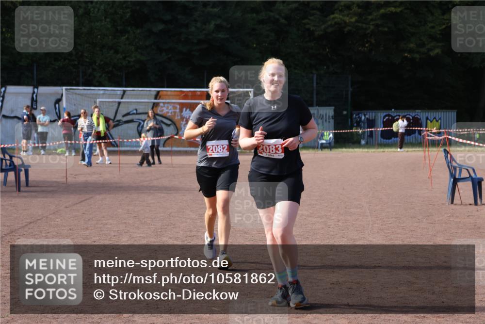 27.09.2026 - 35. Volkslauf durch das schöne Alstertal Strokosch-Dieckow http://msf.ph/oto/10581862 27.09.2026 13:06:14 Ziel 2082, 2083 meine-sportfotos.de