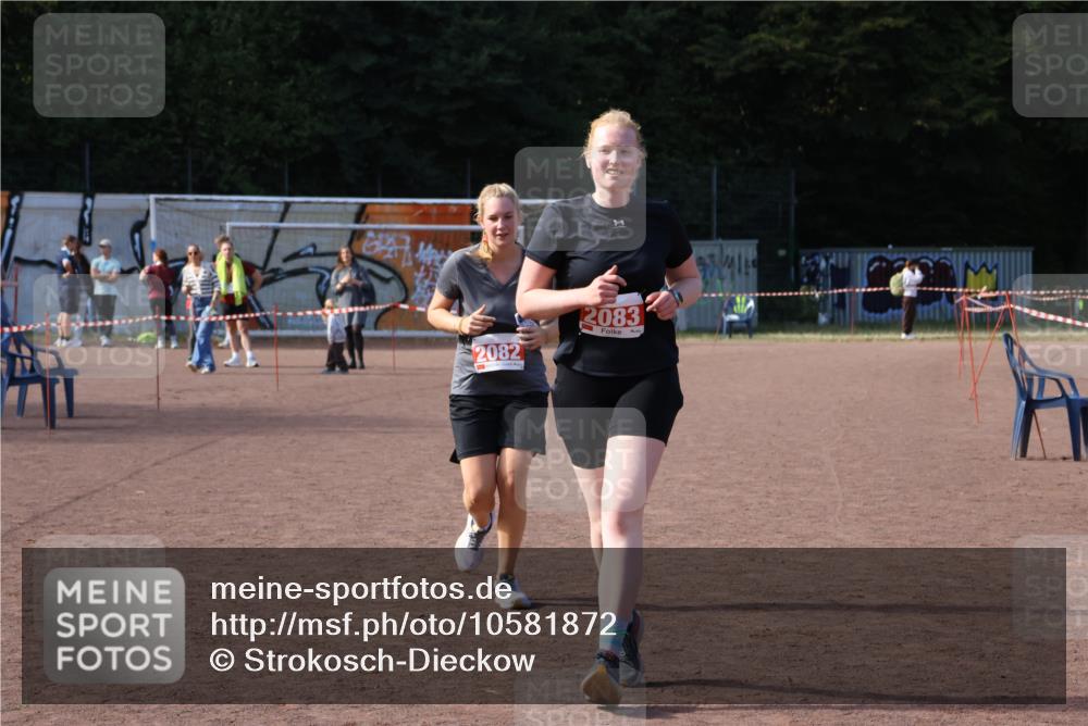 27.09.2026 - 35. Volkslauf durch das schöne Alstertal Strokosch-Dieckow http://msf.ph/oto/10581872 27.09.2026 13:06:14 Ziel 2082, 2083 meine-sportfotos.de