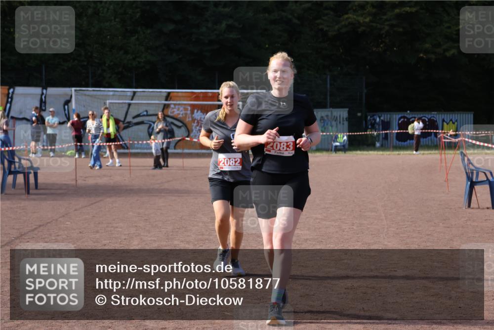 27.09.2026 - 35. Volkslauf durch das schöne Alstertal Strokosch-Dieckow http://msf.ph/oto/10581877 27.09.2026 13:06:14 Ziel 2082, 2083 meine-sportfotos.de