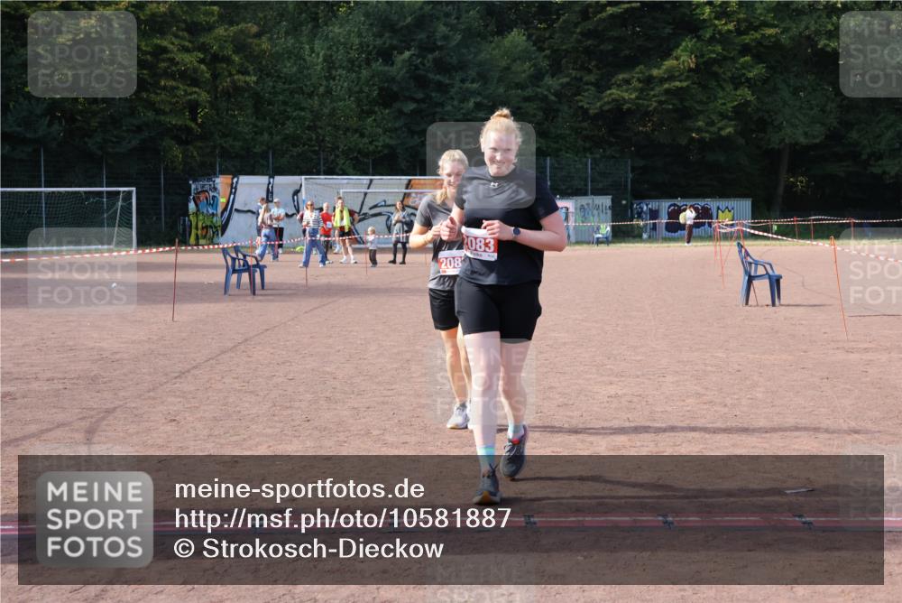 27.09.2026 - 35. Volkslauf durch das schöne Alstertal Strokosch-Dieckow http://msf.ph/oto/10581887 27.09.2026 13:06:15 Ziel 2082, 2083 meine-sportfotos.de