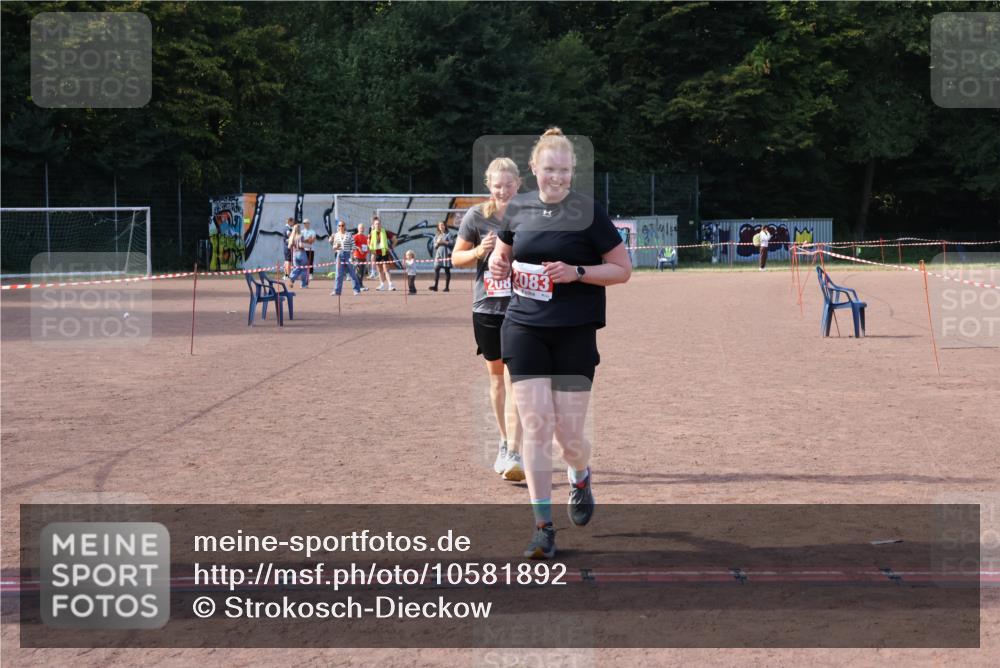 27.09.2026 - 35. Volkslauf durch das schöne Alstertal Strokosch-Dieckow http://msf.ph/oto/10581892 27.09.2026 13:06:15 Ziel 2082, 2083 meine-sportfotos.de