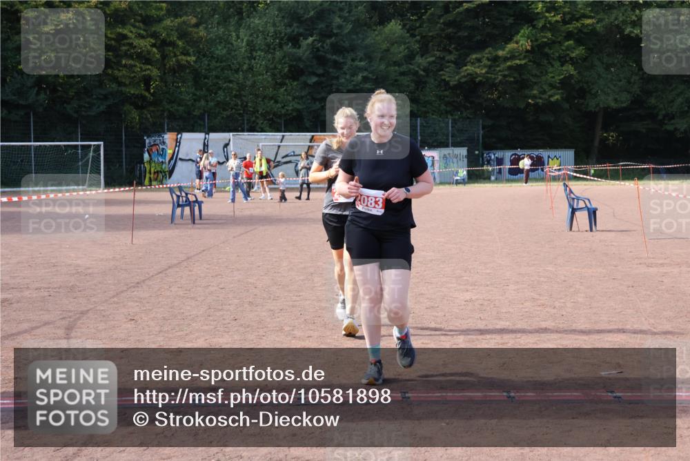 27.09.2026 - 35. Volkslauf durch das schöne Alstertal Strokosch-Dieckow http://msf.ph/oto/10581898 27.09.2026 13:06:15 Ziel 2082, 2083 meine-sportfotos.de