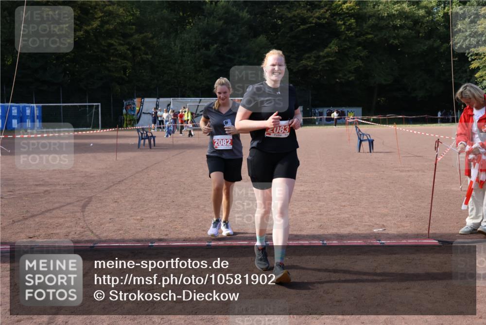 27.09.2026 - 35. Volkslauf durch das schöne Alstertal Strokosch-Dieckow http://msf.ph/oto/10581902 27.09.2026 13:06:16 Ziel 2082, 2083 meine-sportfotos.de