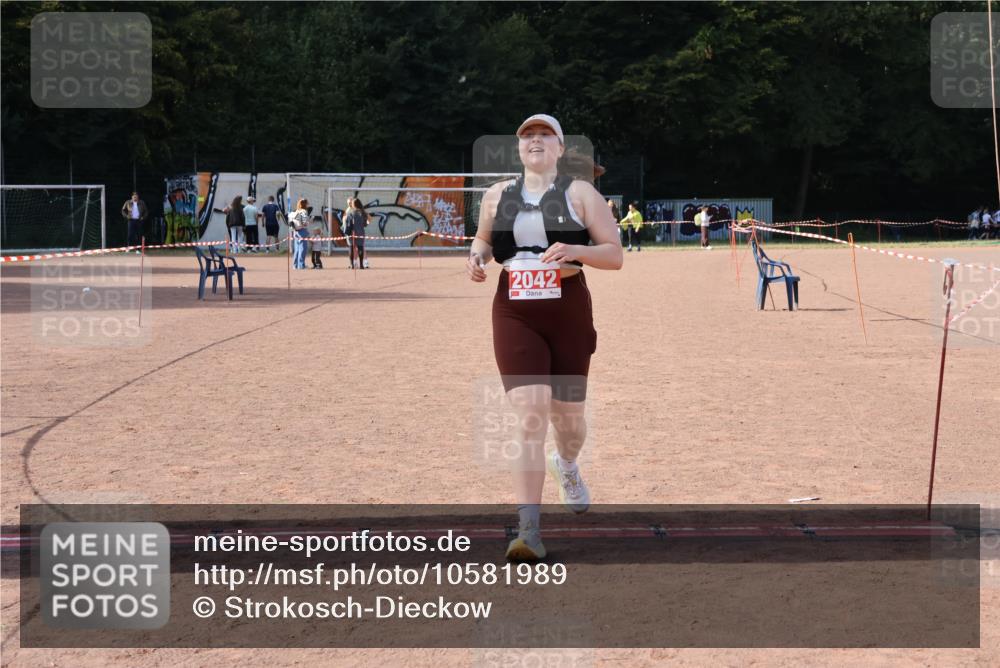 27.09.2026 - 35. Volkslauf durch das schöne Alstertal Strokosch-Dieckow http://msf.ph/oto/10581989 27.09.2026 13:06:50 Ziel 2042 meine-sportfotos.de
