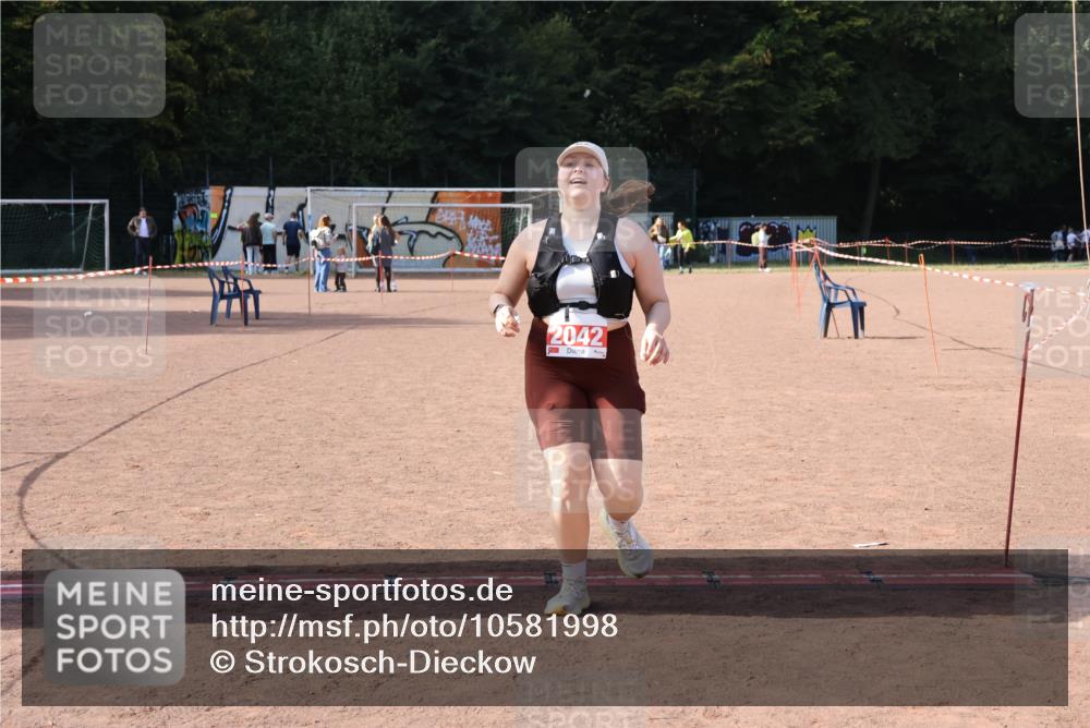 27.09.2026 - 35. Volkslauf durch das schöne Alstertal Strokosch-Dieckow http://msf.ph/oto/10581998 27.09.2026 13:06:50 Ziel 2042 meine-sportfotos.de