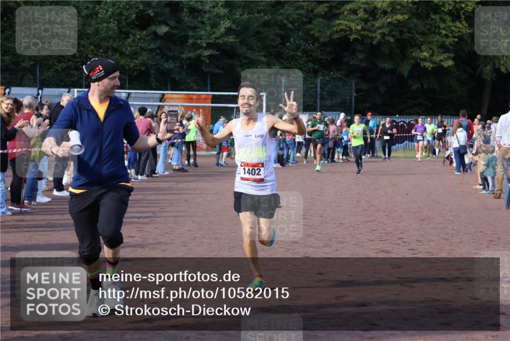 27.09.2026 - 35. Volkslauf durch das schöne Alstertal Strokosch-Dieckow http://msf.ph/oto/10582015 27.09.2026 11:19:14 Ziel 1402, 3418, 3959, 3961 meine-sportfotos.de