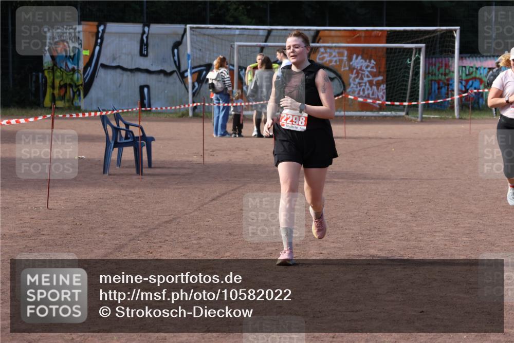 27.09.2026 - 35. Volkslauf durch das schöne Alstertal Strokosch-Dieckow http://msf.ph/oto/10582022 27.09.2026 13:10:17 Ziel 2106, 2109, 2298 meine-sportfotos.de