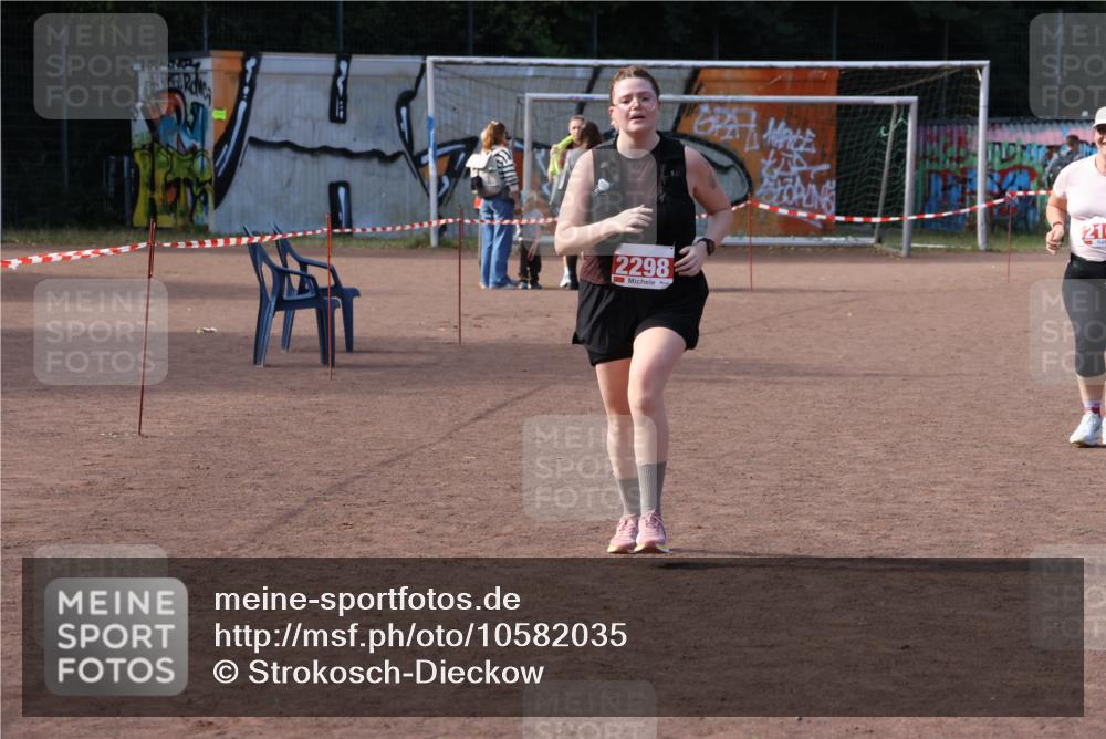 27.09.2026 - 35. Volkslauf durch das schöne Alstertal Strokosch-Dieckow http://msf.ph/oto/10582035 27.09.2026 13:10:17 Ziel 2106, 2109, 2298 meine-sportfotos.de