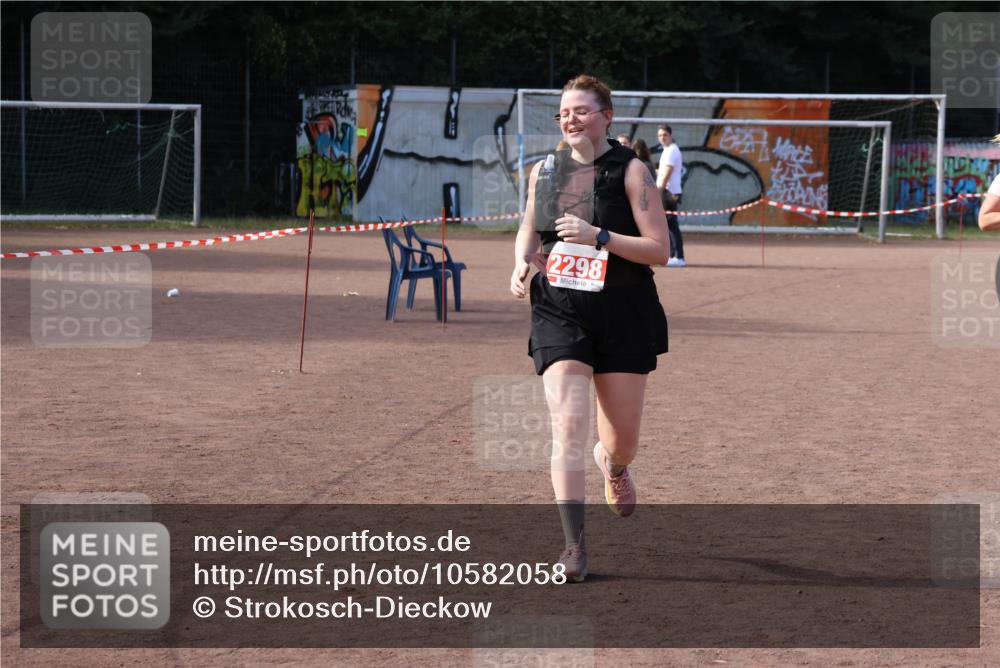 27.09.2026 - 35. Volkslauf durch das schöne Alstertal Strokosch-Dieckow http://msf.ph/oto/10582058 27.09.2026 13:10:18 Ziel 2106, 2109, 2298 meine-sportfotos.de