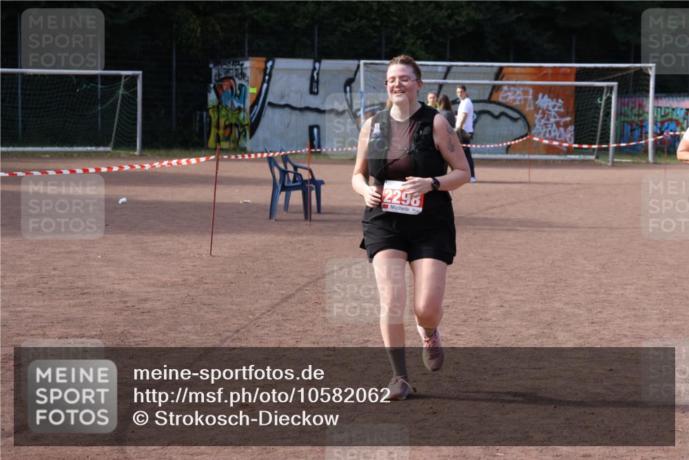 27.09.2026 - 35. Volkslauf durch das schöne Alstertal Strokosch-Dieckow http://msf.ph/oto/10582062 27.09.2026 13:10:18 Ziel 2106, 2109, 2298 meine-sportfotos.de