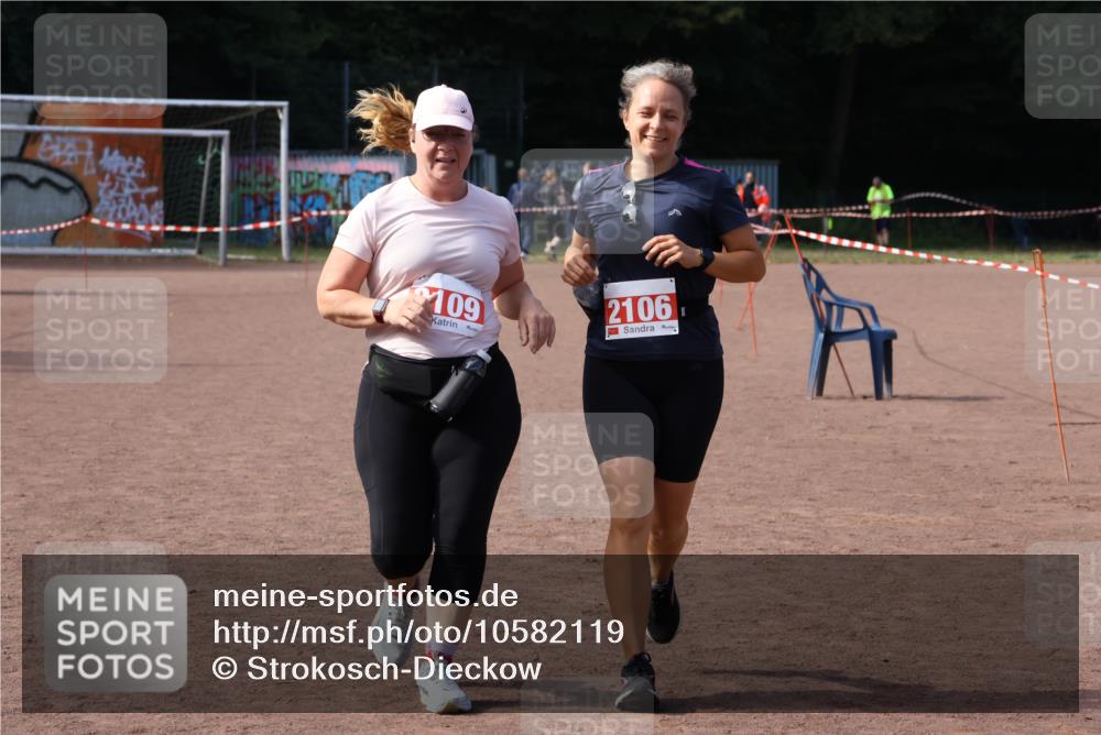 27.09.2026 - 35. Volkslauf durch das schöne Alstertal Strokosch-Dieckow http://msf.ph/oto/10582119 27.09.2026 13:10:22 Ziel 2106, 2109, 2298 meine-sportfotos.de