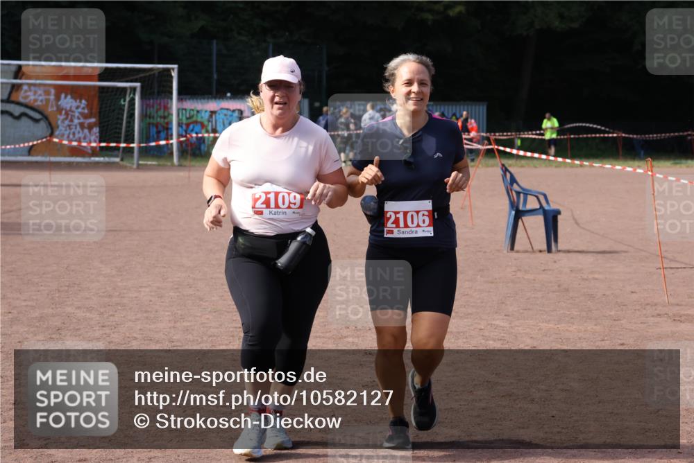 27.09.2026 - 35. Volkslauf durch das schöne Alstertal Strokosch-Dieckow http://msf.ph/oto/10582127 27.09.2026 13:10:22 Ziel 2106, 2109, 2298 meine-sportfotos.de