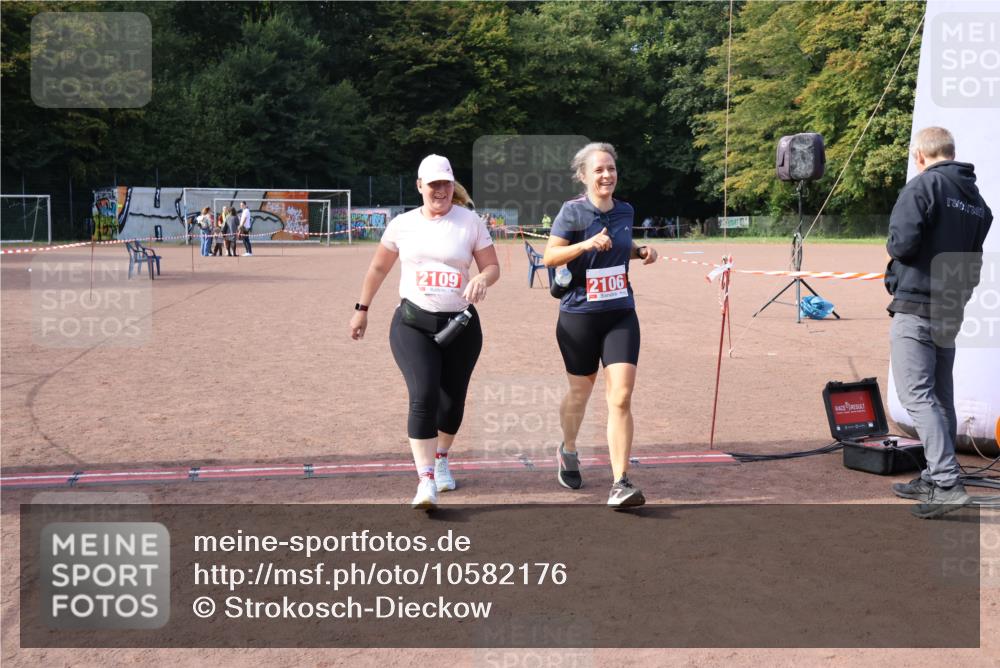 27.09.2026 - 35. Volkslauf durch das schöne Alstertal Strokosch-Dieckow http://msf.ph/oto/10582176 27.09.2026 13:10:24 Ziel 2106, 2109 meine-sportfotos.de