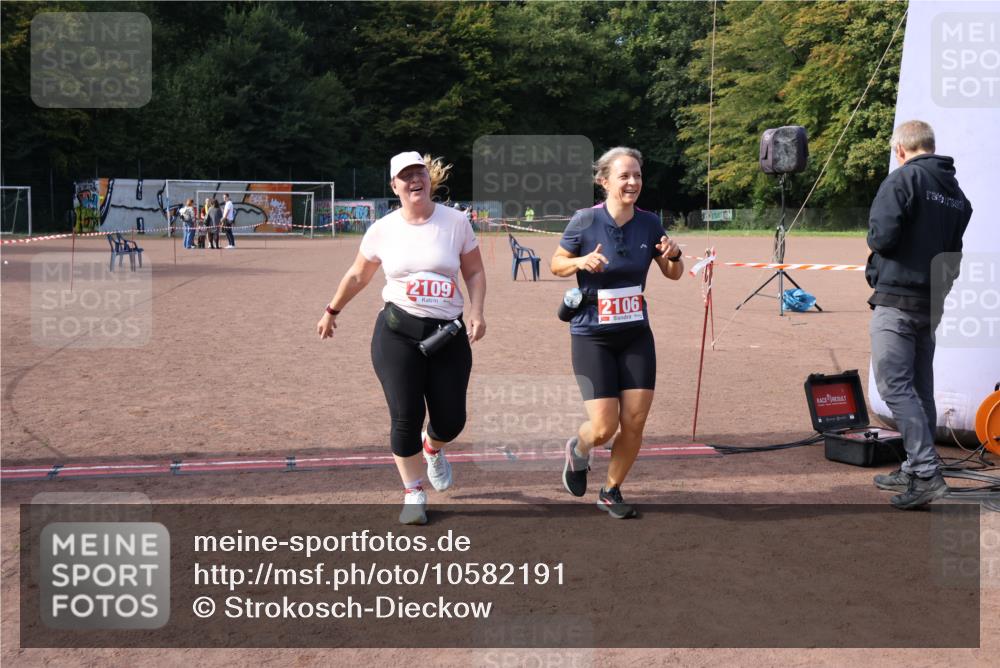 27.09.2026 - 35. Volkslauf durch das schöne Alstertal Strokosch-Dieckow http://msf.ph/oto/10582191 27.09.2026 13:10:24 Ziel 2106, 2109 meine-sportfotos.de