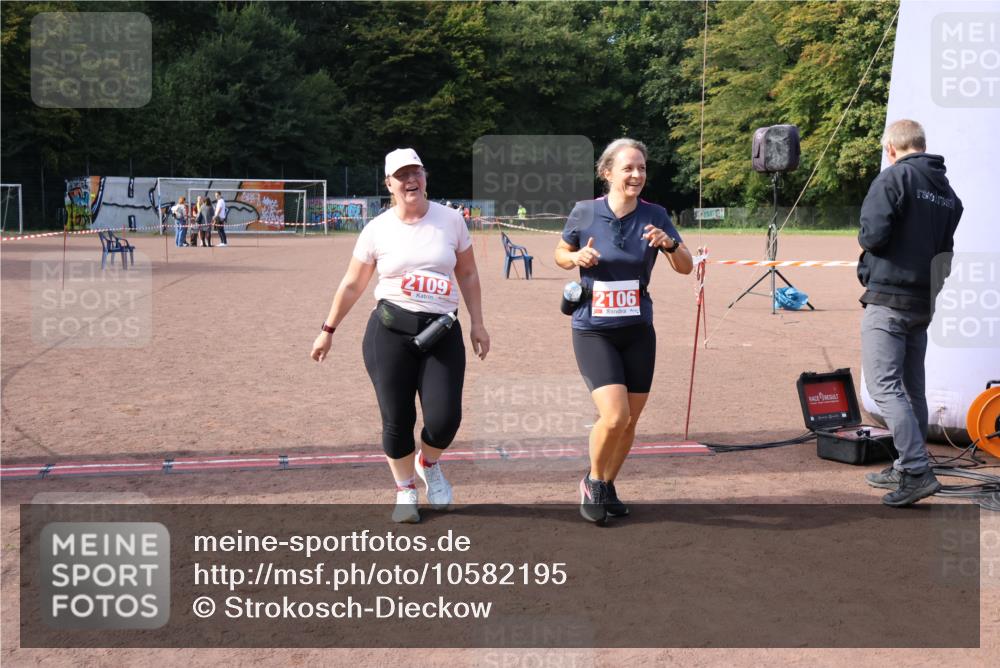 27.09.2026 - 35. Volkslauf durch das schöne Alstertal Strokosch-Dieckow http://msf.ph/oto/10582195 27.09.2026 13:10:24 Ziel 2106, 2109 meine-sportfotos.de