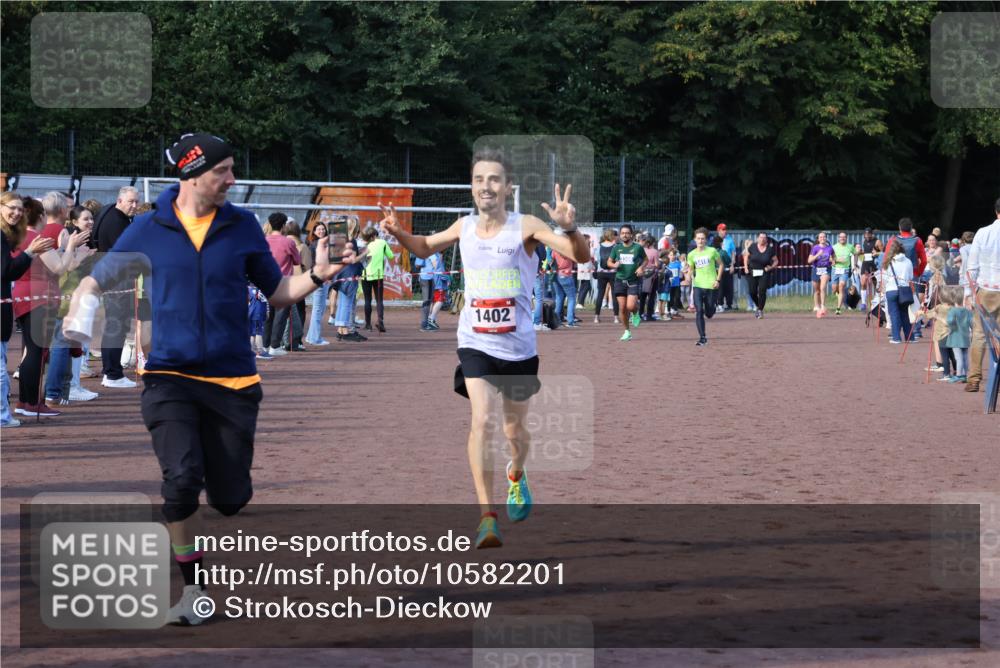 27.09.2026 - 35. Volkslauf durch das schöne Alstertal Strokosch-Dieckow http://msf.ph/oto/10582201 27.09.2026 11:19:14 Ziel 1402, 3418, 3959, 3961 meine-sportfotos.de