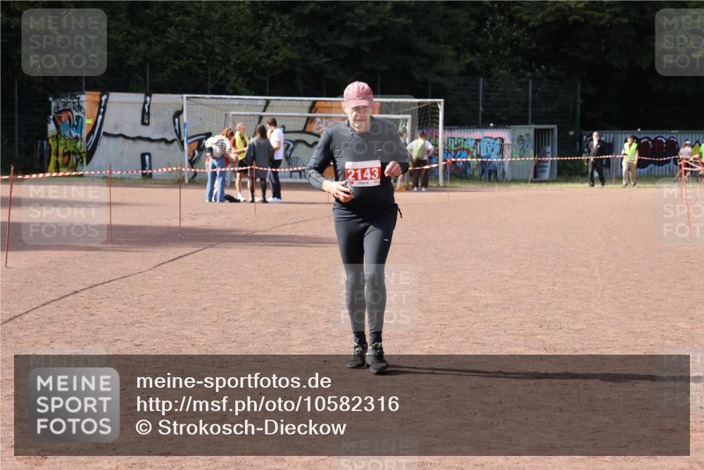 27.09.2026 - 35. Volkslauf durch das schöne Alstertal Strokosch-Dieckow http://msf.ph/oto/10582316 27.09.2026 13:14:23 Ziel 2143 meine-sportfotos.de