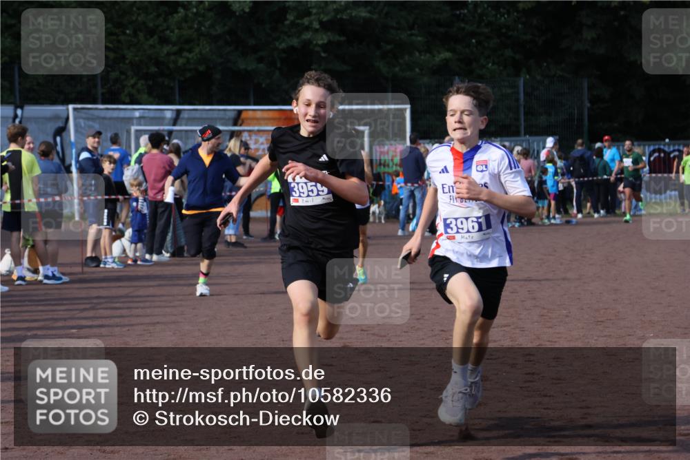 27.09.2026 - 35. Volkslauf durch das schöne Alstertal Strokosch-Dieckow http://msf.ph/oto/10582336 27.09.2026 11:19:10 Ziel 1402, 3959, 3961 meine-sportfotos.de