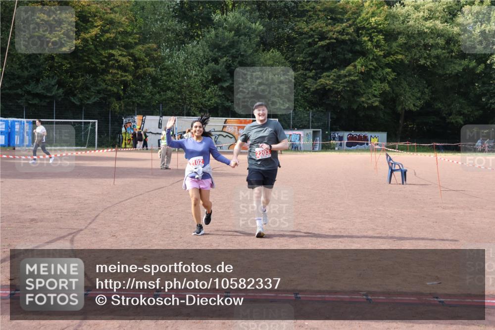 27.09.2026 - 35. Volkslauf durch das schöne Alstertal Strokosch-Dieckow http://msf.ph/oto/10582337 27.09.2026 13:15:40 Ziel 2102, 2203 meine-sportfotos.de
