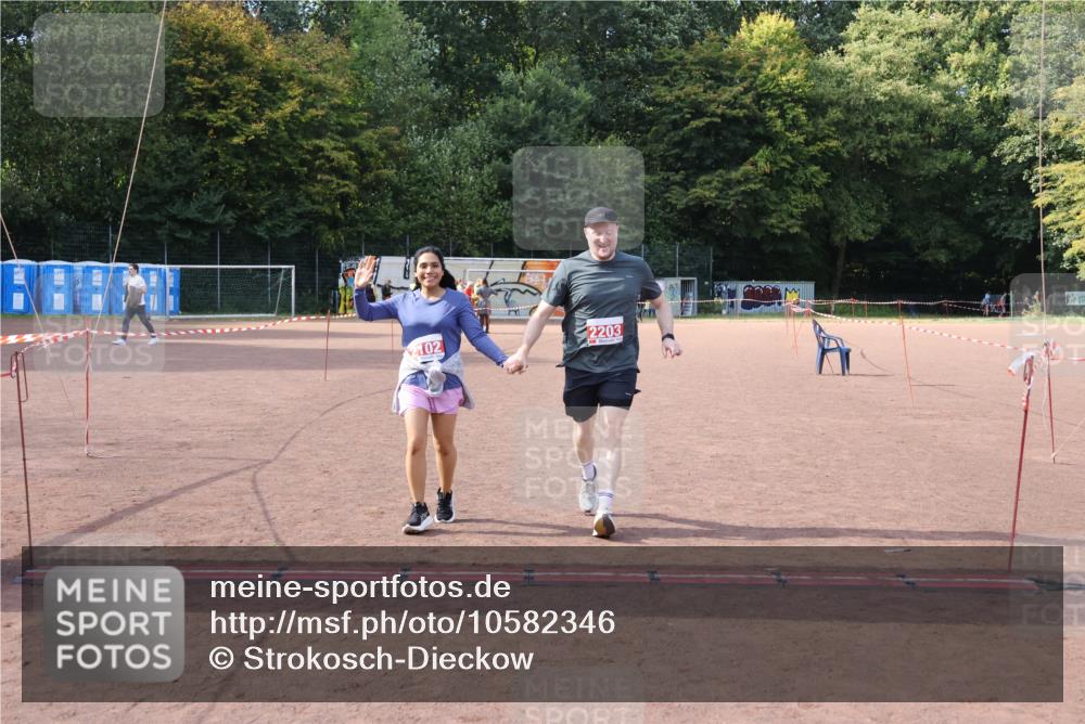 27.09.2026 - 35. Volkslauf durch das schöne Alstertal Strokosch-Dieckow http://msf.ph/oto/10582346 27.09.2026 13:15:41 Ziel 2102, 2203 meine-sportfotos.de