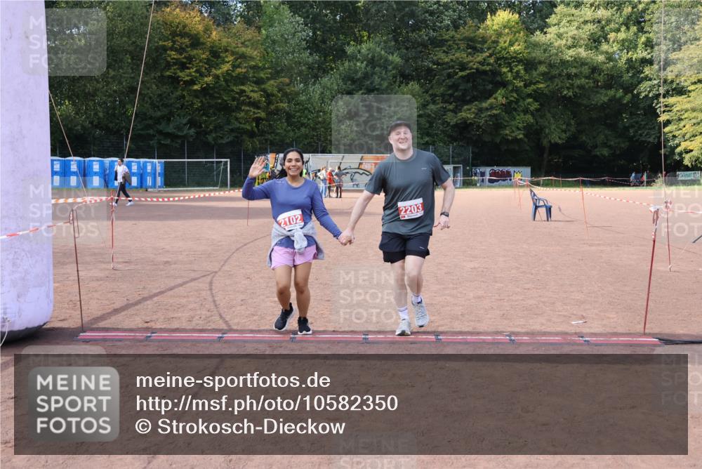 27.09.2026 - 35. Volkslauf durch das schöne Alstertal Strokosch-Dieckow http://msf.ph/oto/10582350 27.09.2026 13:15:42 Ziel 2102, 2203 meine-sportfotos.de