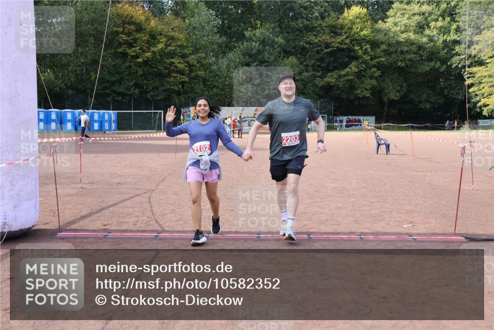 27.09.2026 - 35. Volkslauf durch das schöne Alstertal Strokosch-Dieckow http://msf.ph/oto/10582352 27.09.2026 13:15:42 Ziel 2102, 2203 meine-sportfotos.de
