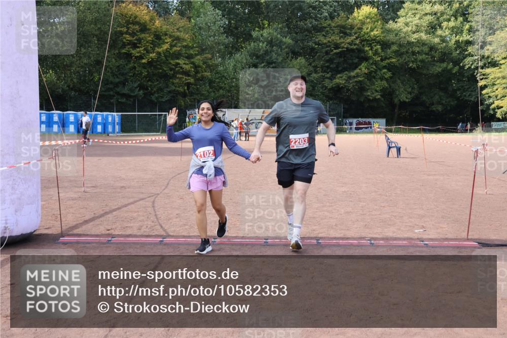 27.09.2026 - 35. Volkslauf durch das schöne Alstertal Strokosch-Dieckow http://msf.ph/oto/10582353 27.09.2026 13:15:42 Ziel 2102, 2203 meine-sportfotos.de