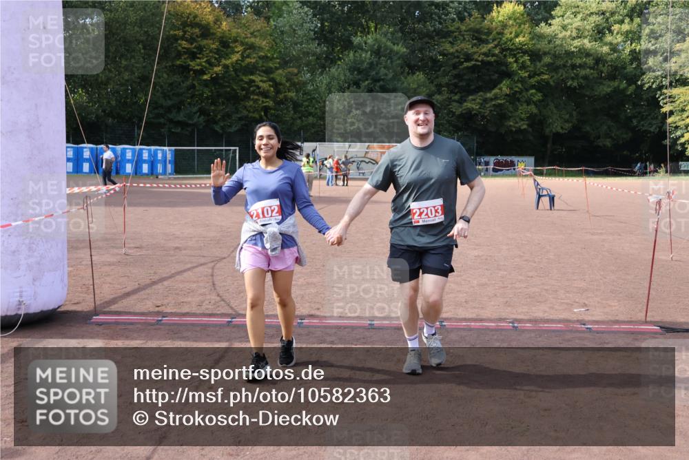 27.09.2026 - 35. Volkslauf durch das schöne Alstertal Strokosch-Dieckow http://msf.ph/oto/10582363 27.09.2026 13:15:43 Ziel 2102, 2203 meine-sportfotos.de