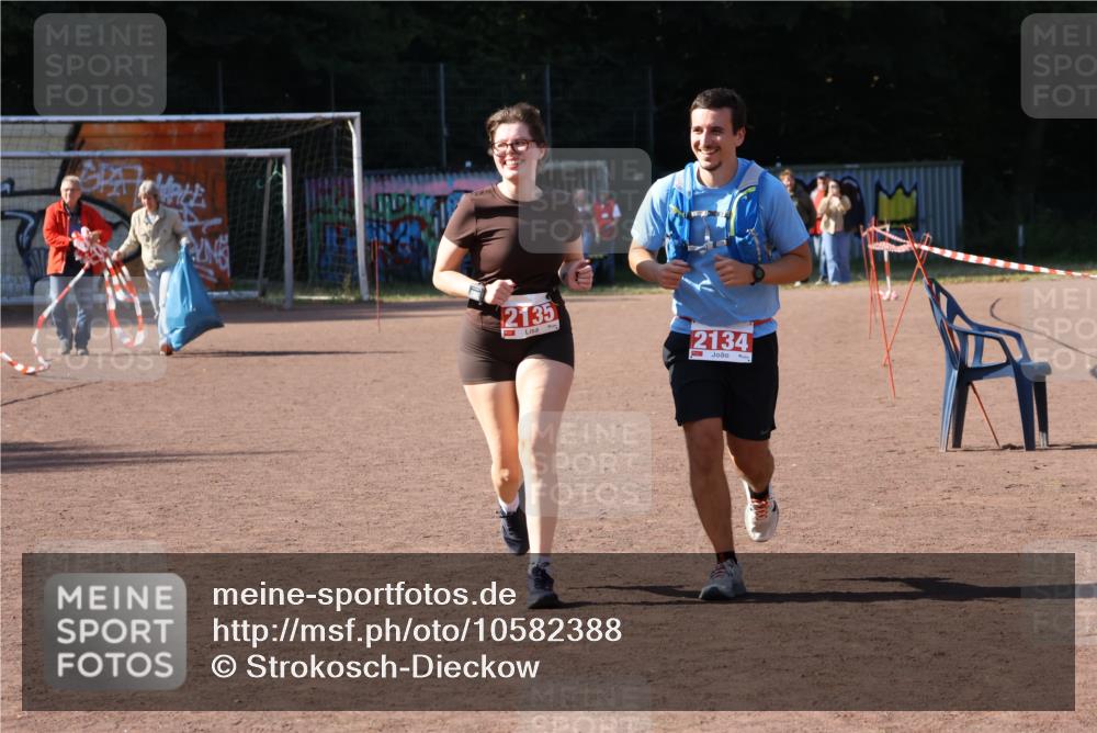 27.09.2026 - 35. Volkslauf durch das schöne Alstertal Strokosch-Dieckow http://msf.ph/oto/10582388 27.09.2026 13:28:07 Ziel 2134, 2135 meine-sportfotos.de
