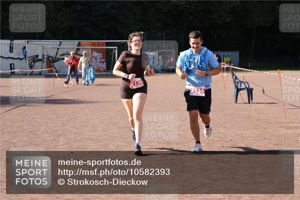 27.09.2026 - 35. Volkslauf durch das schöne Alstertal Strokosch-Dieckow http://msf.ph/oto/10582393 27.09.2026 13:28:08 Ziel 2134, 2135 meine-sportfotos.de