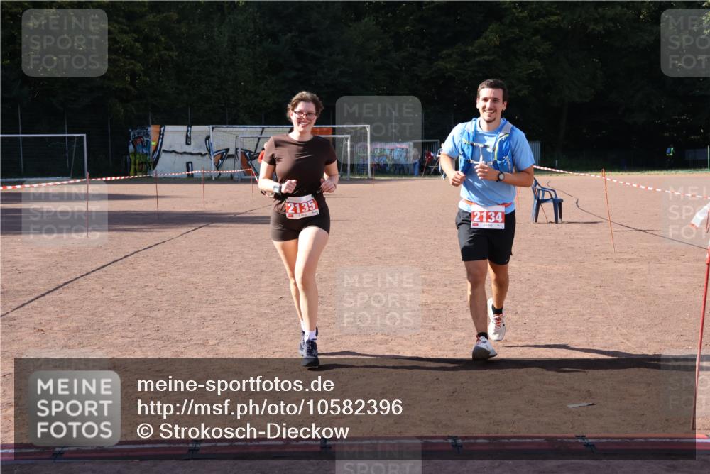 27.09.2026 - 35. Volkslauf durch das schöne Alstertal Strokosch-Dieckow http://msf.ph/oto/10582396 27.09.2026 13:28:09 Ziel 2134, 2135 meine-sportfotos.de