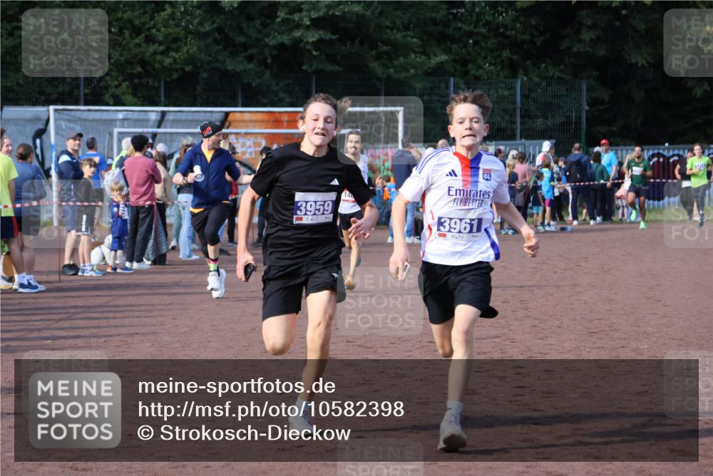 27.09.2026 - 35. Volkslauf durch das schöne Alstertal Strokosch-Dieckow http://msf.ph/oto/10582398 27.09.2026 11:19:10 Ziel 1402, 3959, 3961 meine-sportfotos.de