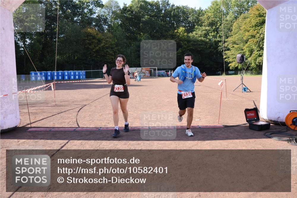 27.09.2026 - 35. Volkslauf durch das schöne Alstertal Strokosch-Dieckow http://msf.ph/oto/10582401 27.09.2026 13:28:11 Ziel 2134, 2135 meine-sportfotos.de
