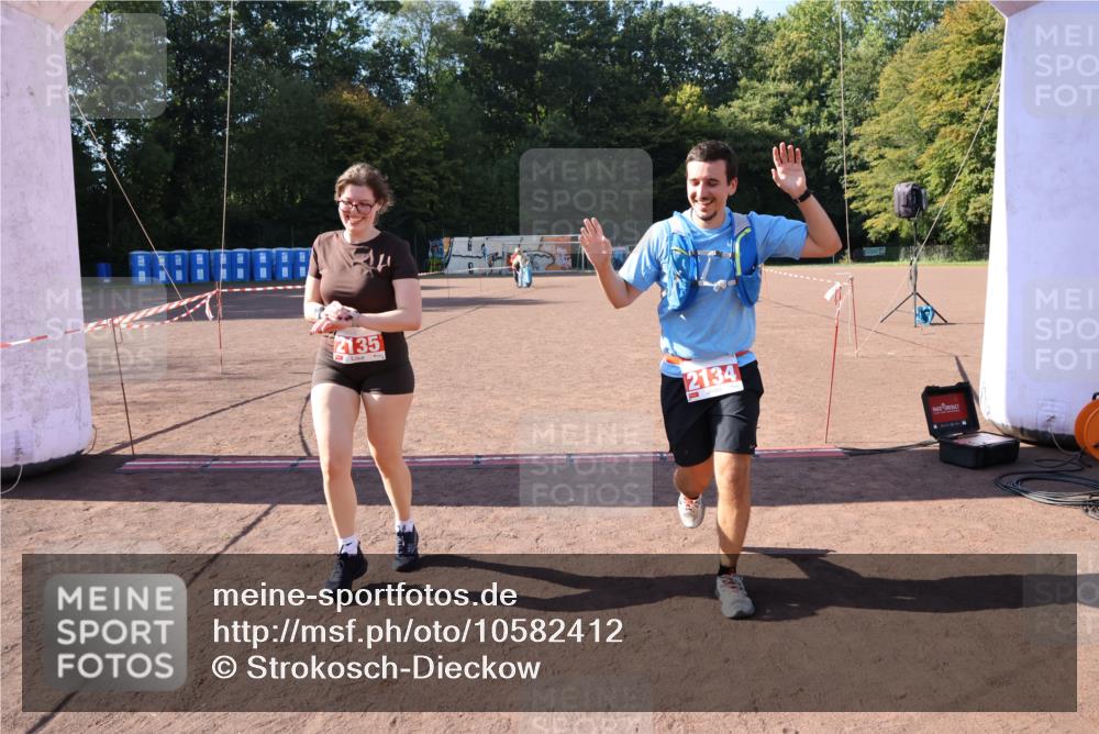 27.09.2026 - 35. Volkslauf durch das schöne Alstertal Strokosch-Dieckow http://msf.ph/oto/10582412 27.09.2026 13:28:11 Ziel 2134, 2135 meine-sportfotos.de