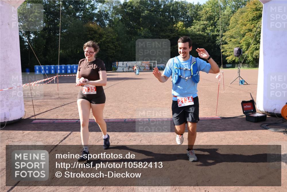 27.09.2026 - 35. Volkslauf durch das schöne Alstertal Strokosch-Dieckow http://msf.ph/oto/10582413 27.09.2026 13:28:11 Ziel 2134, 2135 meine-sportfotos.de