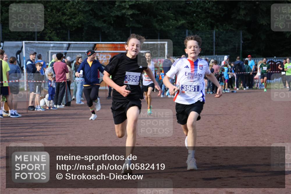 27.09.2026 - 35. Volkslauf durch das schöne Alstertal Strokosch-Dieckow http://msf.ph/oto/10582419 27.09.2026 11:19:10 Ziel 1402, 3959, 3961 meine-sportfotos.de