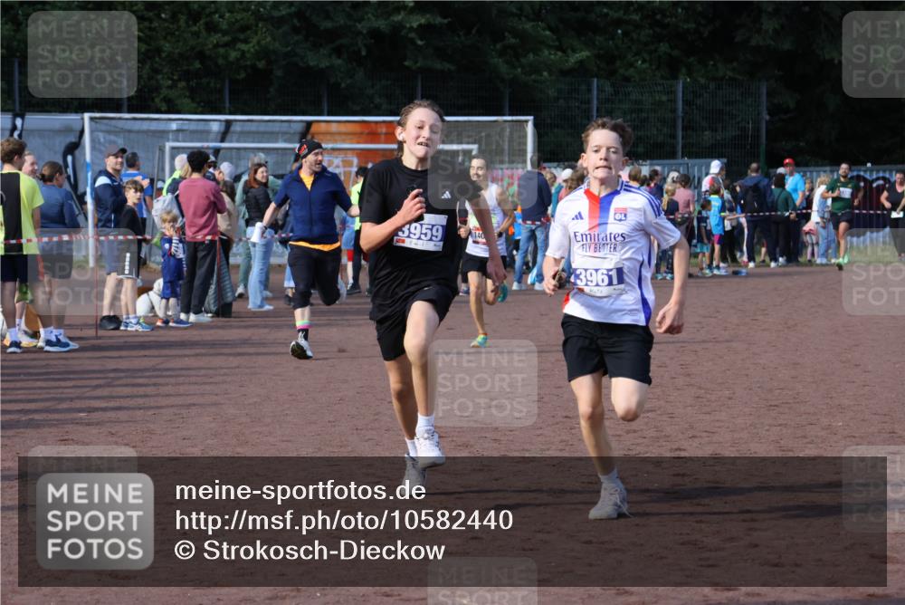 27.09.2026 - 35. Volkslauf durch das schöne Alstertal Strokosch-Dieckow http://msf.ph/oto/10582440 27.09.2026 11:19:10 Ziel 1402, 3959, 3961 meine-sportfotos.de
