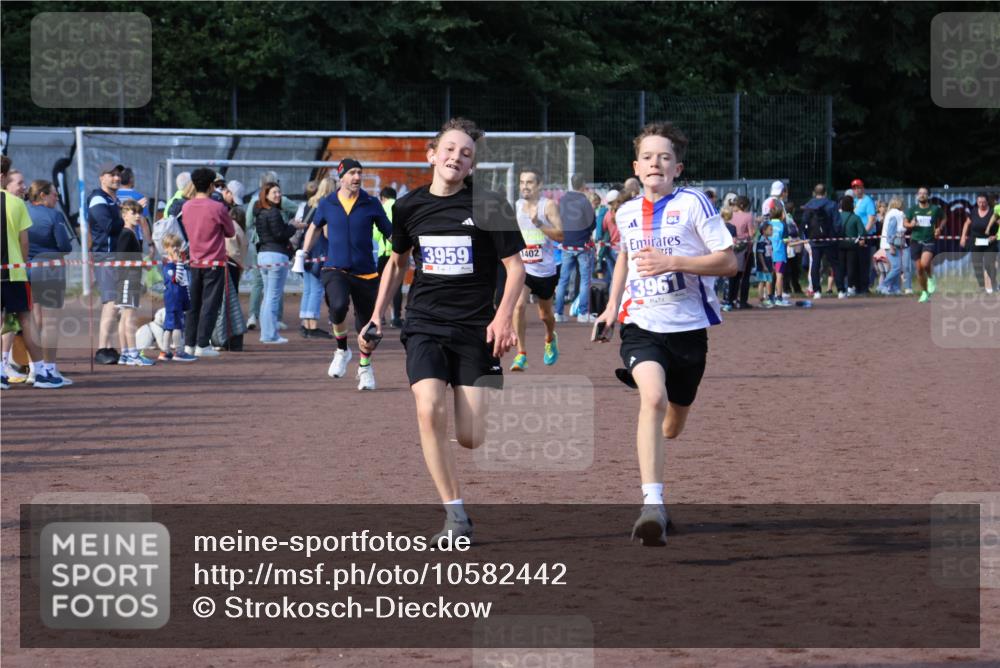 27.09.2026 - 35. Volkslauf durch das schöne Alstertal Strokosch-Dieckow http://msf.ph/oto/10582442 27.09.2026 11:19:09 Ziel 1402, 3959, 3961 meine-sportfotos.de