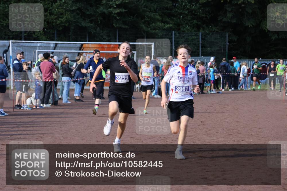 27.09.2026 - 35. Volkslauf durch das schöne Alstertal Strokosch-Dieckow http://msf.ph/oto/10582445 27.09.2026 11:19:09 Ziel 1402, 3959, 3961 meine-sportfotos.de