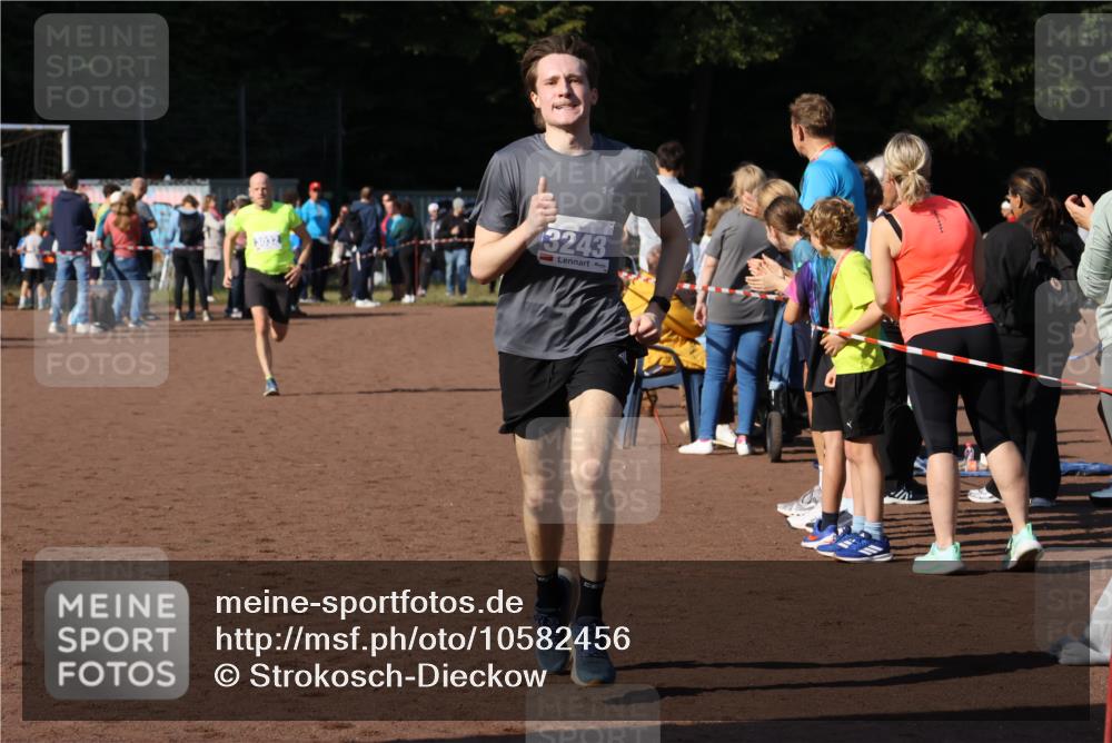 27.09.2026 - 35. Volkslauf durch das schöne Alstertal Strokosch-Dieckow http://msf.ph/oto/10582456 27.09.2026 11:18:31 Ziel 3032, 3243 meine-sportfotos.de