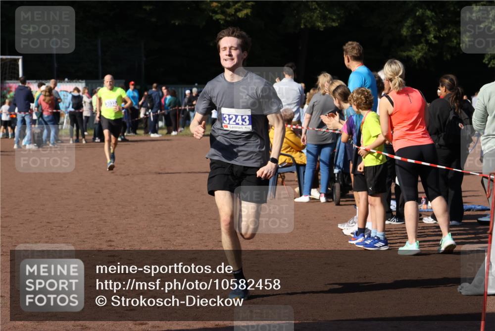 27.09.2026 - 35. Volkslauf durch das schöne Alstertal Strokosch-Dieckow http://msf.ph/oto/10582458 27.09.2026 11:18:31 Ziel 3032, 3243 meine-sportfotos.de