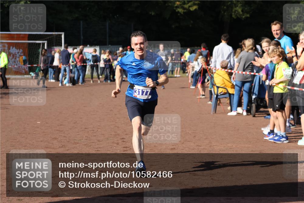 27.09.2026 - 35. Volkslauf durch das schöne Alstertal Strokosch-Dieckow http://msf.ph/oto/10582466 27.09.2026 11:18:24 Ziel 3177, 3243, 3391 meine-sportfotos.de