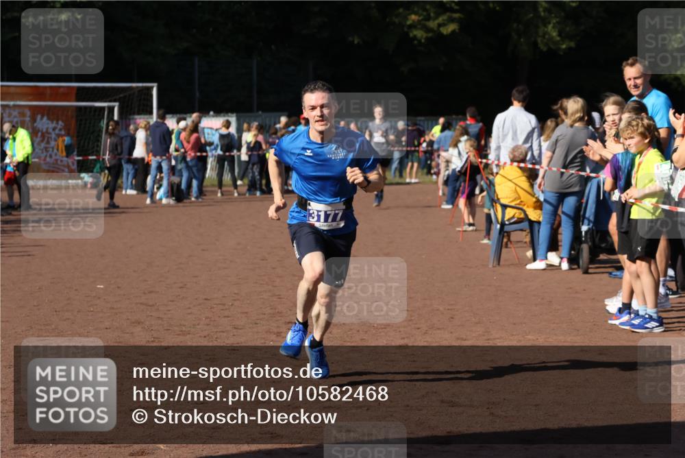 27.09.2026 - 35. Volkslauf durch das schöne Alstertal Strokosch-Dieckow http://msf.ph/oto/10582468 27.09.2026 11:18:24 Ziel 3177, 3243, 3391 meine-sportfotos.de
