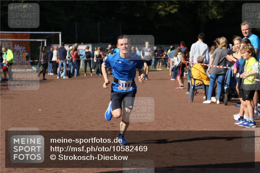 27.09.2026 - 35. Volkslauf durch das schöne Alstertal Strokosch-Dieckow http://msf.ph/oto/10582469 27.09.2026 11:18:24 Ziel 3177, 3243, 3391 meine-sportfotos.de